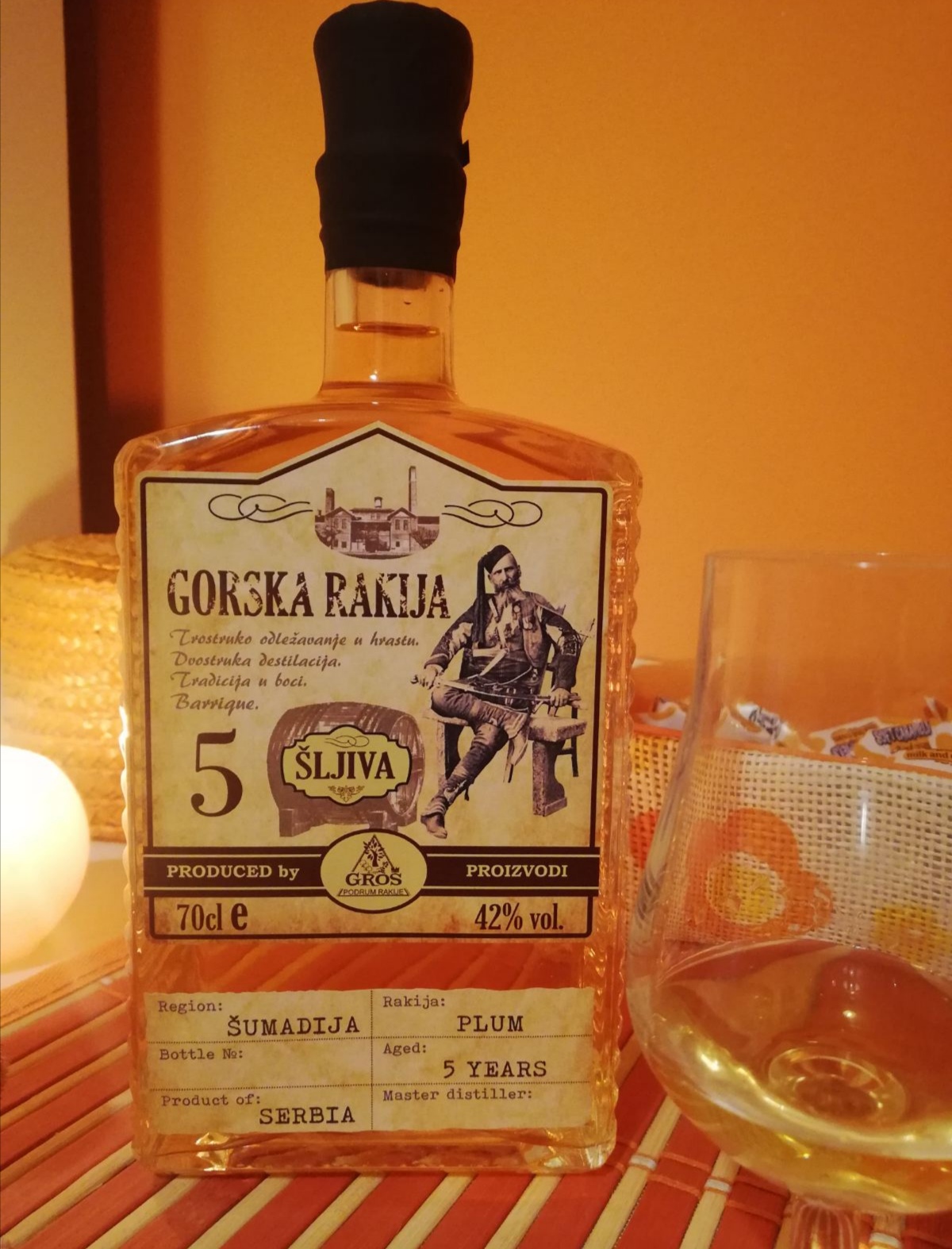 flaša rakije sa etiketom iz dva dela etiketa za rakihju